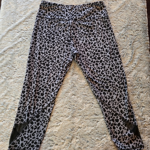 Serra Black and Gray Cropped Leggings. Size Medium - Picture 2 of 7